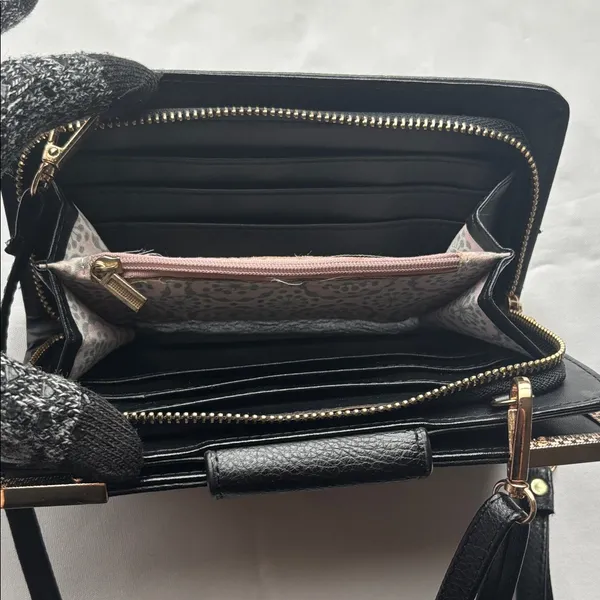 Elegant Black Leather Crossbody Bag GUC - Image 4