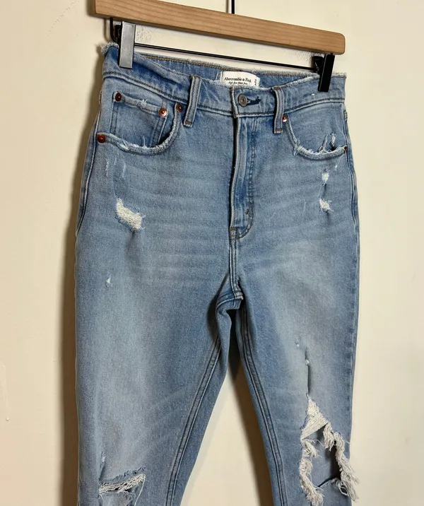 ABERCROMBIE- High Rise Mom Jean Distressed Denim Stretch Denim All Day Comfort - Image 3