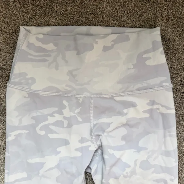 Lululemon Wunder Under Short 10" *Ribbed in Incognito Camo Jacquard White Size 4 - Image 4