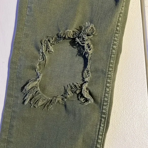 Free people busted knee women’s size 29 jeans Distressed - Image 5