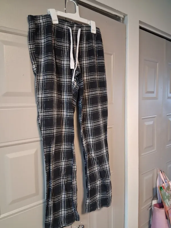 Old Navy plaid flannel pjs' pajamas pants in black, white and gray size small. - Image 4