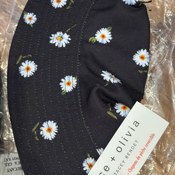 Alice + Olivia Daisy Black Duffel Bag and Daisy Reversible bucket hat set, new - Image 4