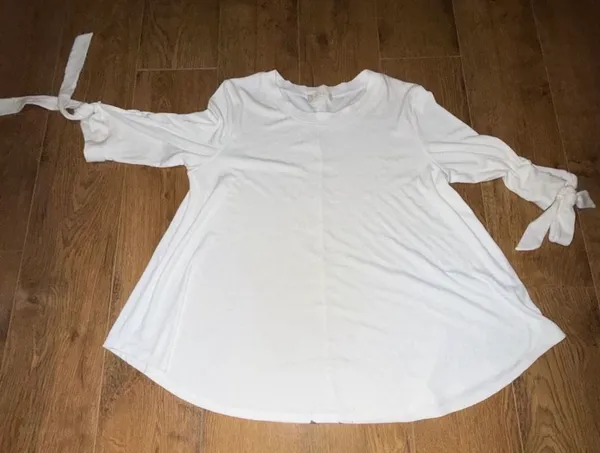 Altar'd State White Ribbed Knit Swing Tunic Top with Bow Tie Sleeves Altar'd State white ribbed knit tunic top in swing silhouette. Round neckline, 3/4 length sleeves with bow tie detail at the cuffs, tunic length hem. Pre-owned with no visible wear. - Image 5