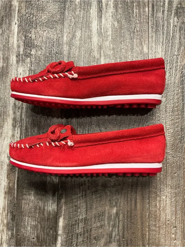 Minnetonka Red Suede Moccasin with Fringe Bow Size 5 - Image 10