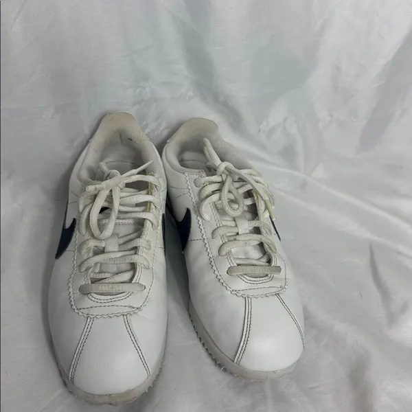Retro Nike Cortez 1972 classic Nike sneakers w black white 4Y women’s/girls - Image 8