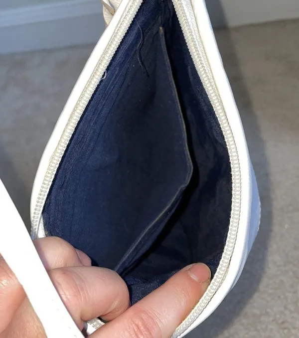 Cute white purse - Image 3