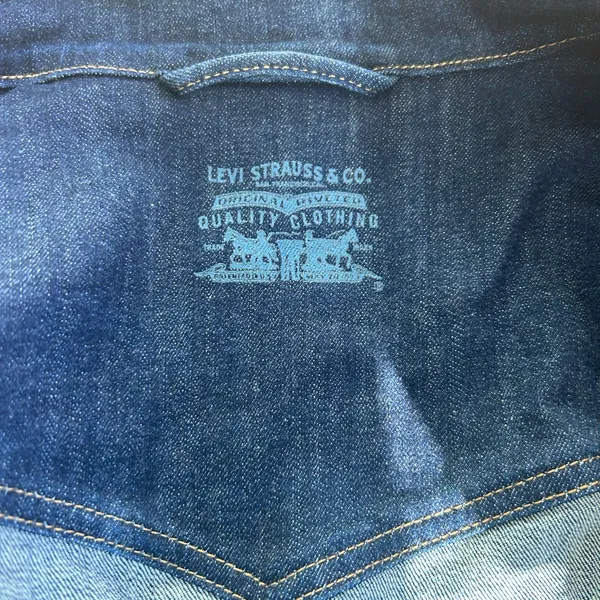 Levi's Women's Studded Denim‎ Trucker Jacket Size M Dark Wash Indigo 77075 - Image 6