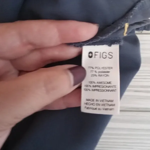 Figs midnight blue pocket v neck scrub top women's size Medium - Image 5
