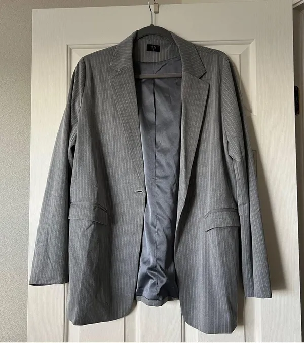 Klassy Network Gray Pinstripe Blazer Women’s Size L NWT - Image 4