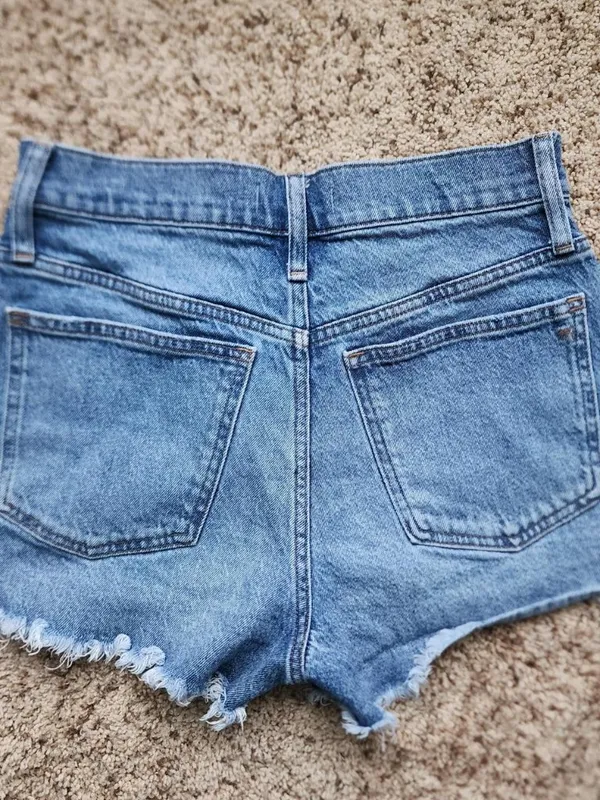 Madewell light wash denim shorts with frayed hem - size 28 - Image 7