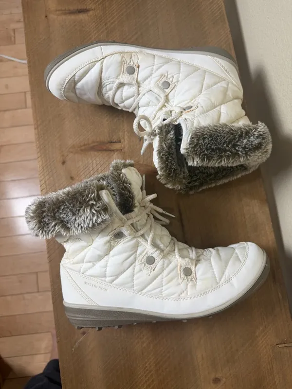 Columbia Women's Heavenly Shorty Omni-Heat Winter Boots in a white/sea salt - Image 5