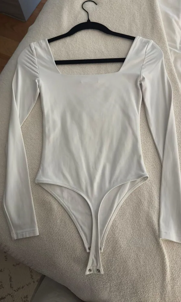 Aritzia Babaton Contour Squareneck Longsleeve Bodysuit - Image 2