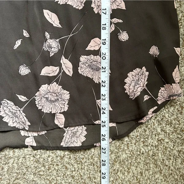 🦋 Maurices Grey Pink Floral V-Neck Long Sleeve Blouse Small - Image 6