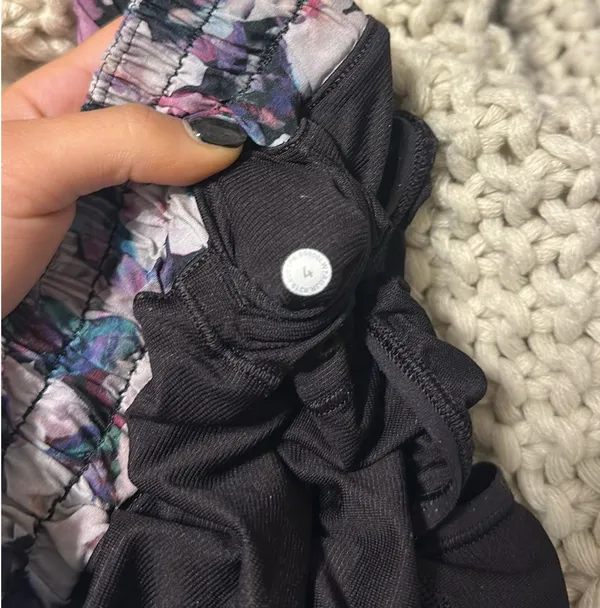 Lululemon Shorts Hotty Hot 2.5" Low-Rise - Image 6