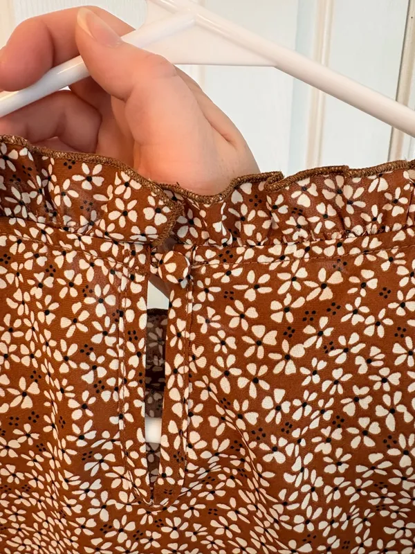 fun 2 fun Brown Floral Ruffle Neck Blouse Size M Office Wear Business Casual - Image 8
