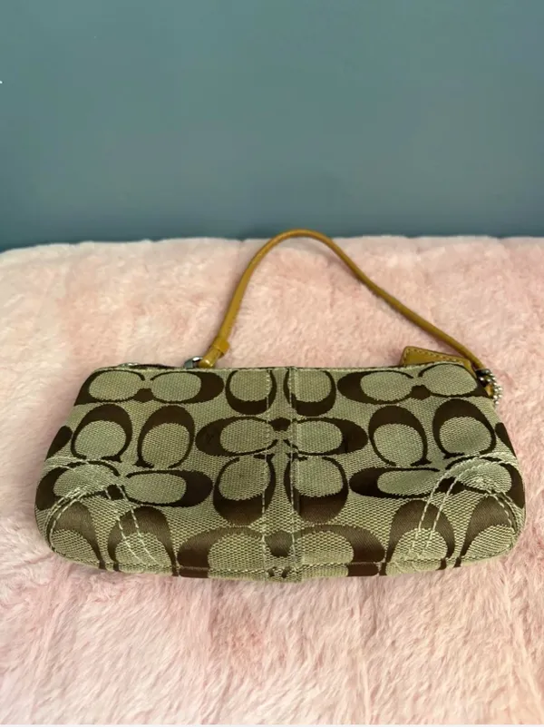 Beautiful coach wristlet bag  - Image 3