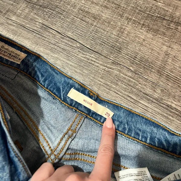 LEVI’S Wedgie Icon Fit Jeans in Jive Taps - Image 5