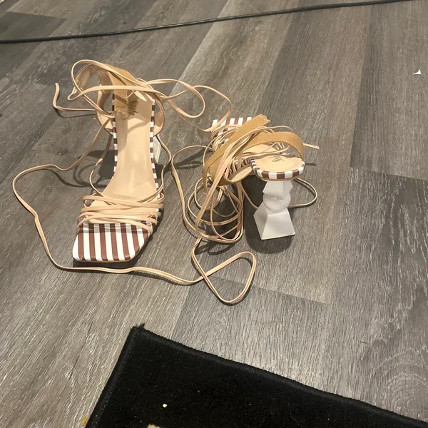 White and tan lace up heels Size 7.5 - Image 3