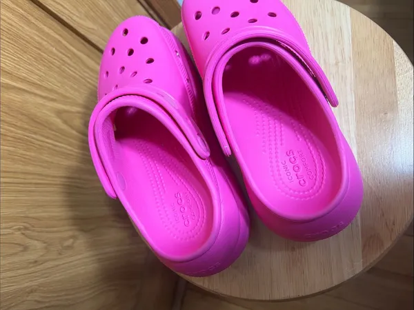 CROCS Kids Classic Clog in Vibrant Hot Pink - Image 5