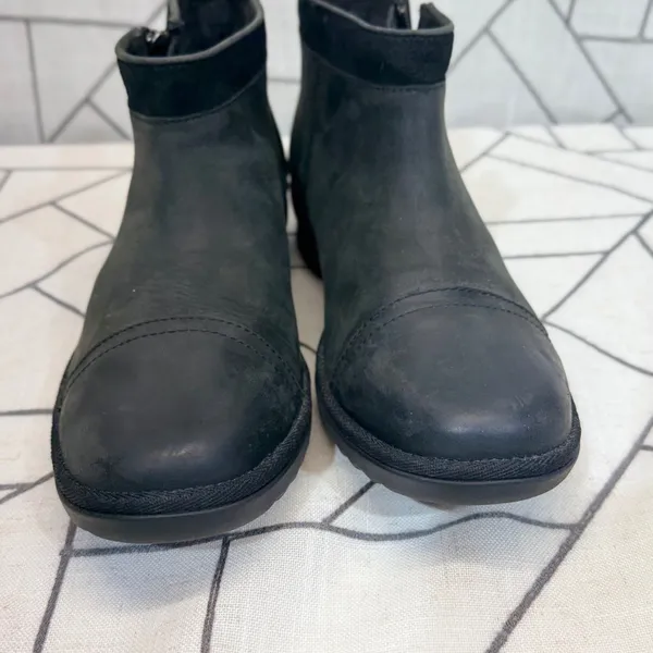 UGG Simmens Waterproof Leather Ankle Boots‎ 9 Black Side Zip Cap Toe 1103832 - Image 8