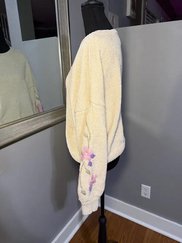 Harper Heritage cream chenille knit cottagecore sweater embroidered flowers sleeve medium. - Image 4