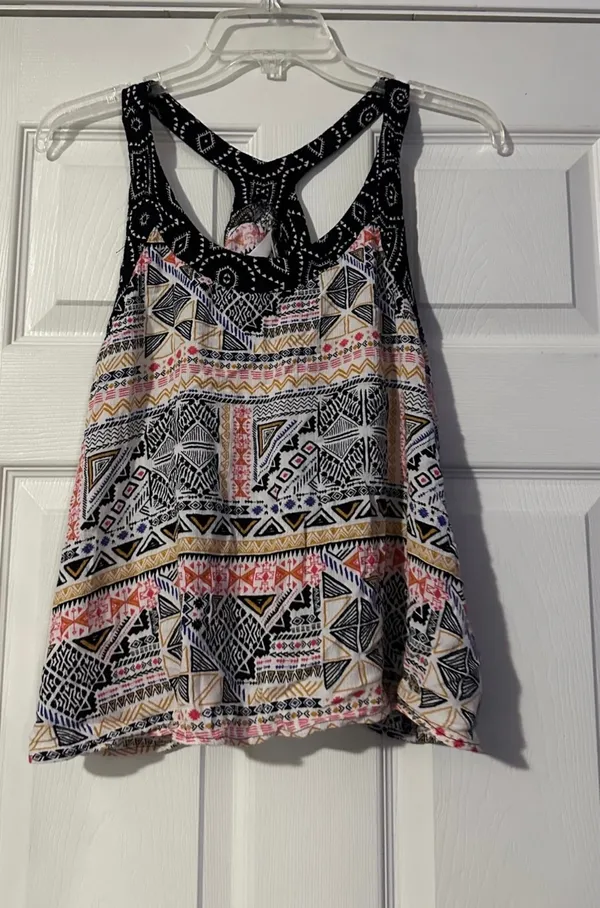 Xhilaration ladies sleeveless blouse is a junior size XL. - Image 6