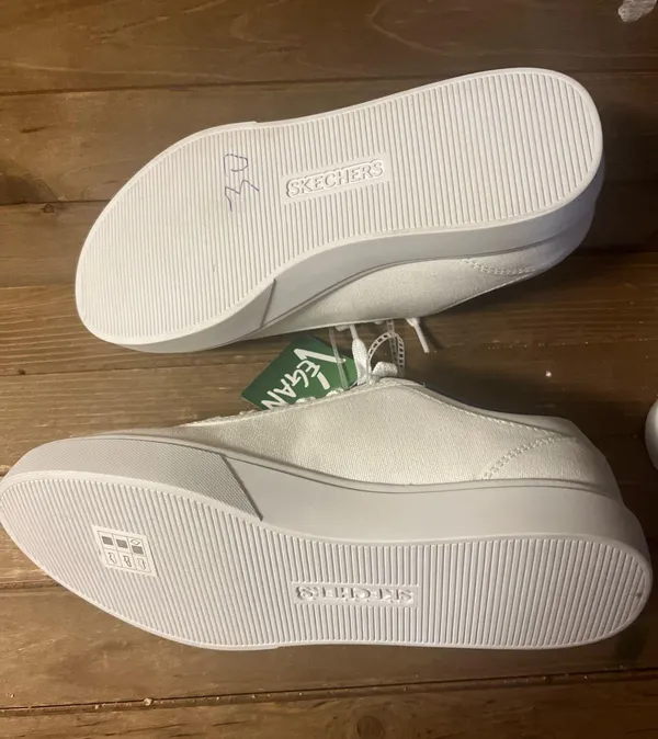 NWT Skechers White and Navy women's shoes size 8 - Image 5