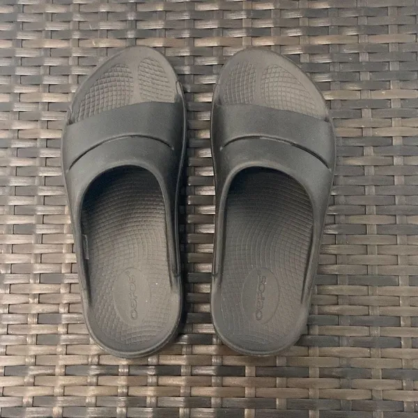 Oofos sandals, women’s size 8 Black - Image 4