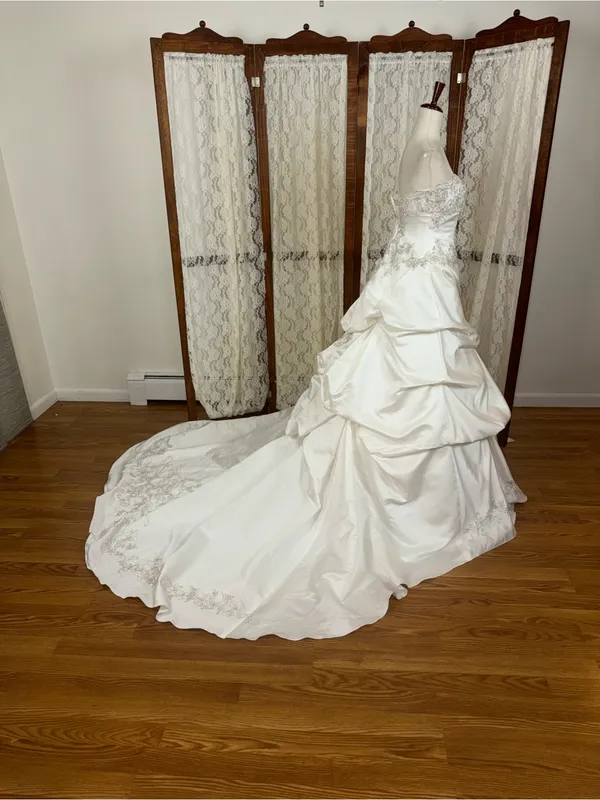 Stunning New David’s Bridal Beaded Ball Gown Wedding Gown - Image 4