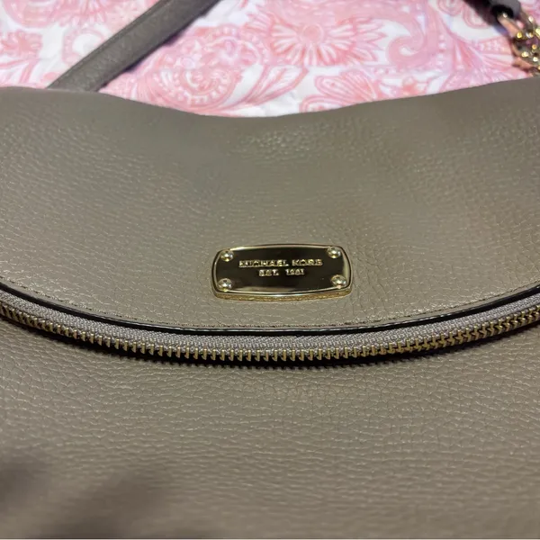 Michael Kors Taupe Shoulder Bag with Gold Chain - Image 5