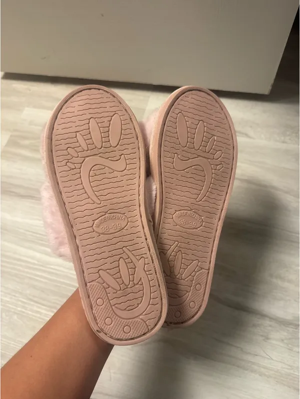 Light pink fuzzy slippers Size 6 - Image 3