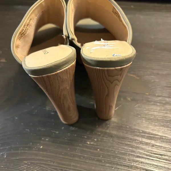 Chinese Laundry Women's olive Mules - Image 7