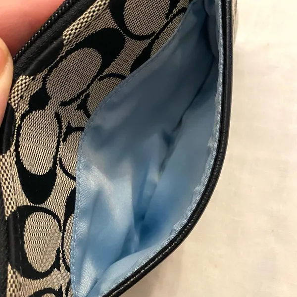 Vintage Coach Signature Black and Cream Wristlet - Image 5