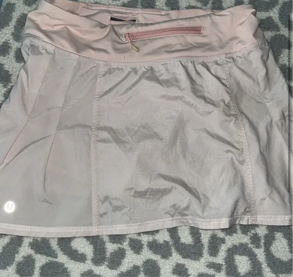 Lululemon ruffled skirt, size 2, and a light pink color - Image 2