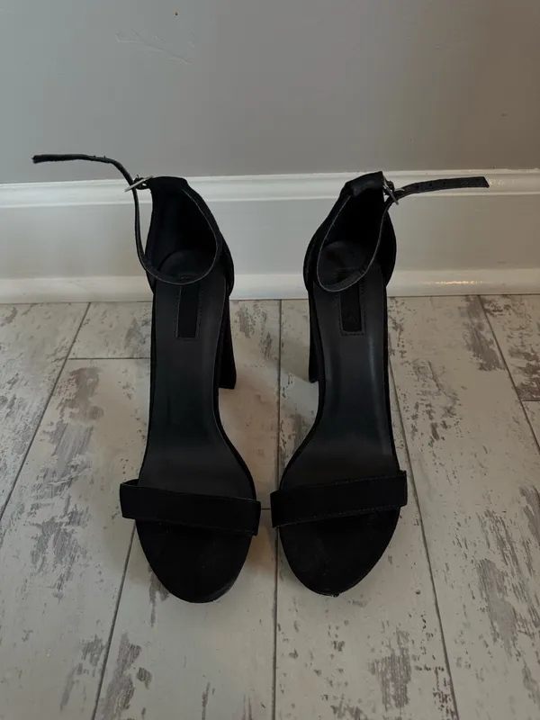 black velvet heels Size 8 - Image 2