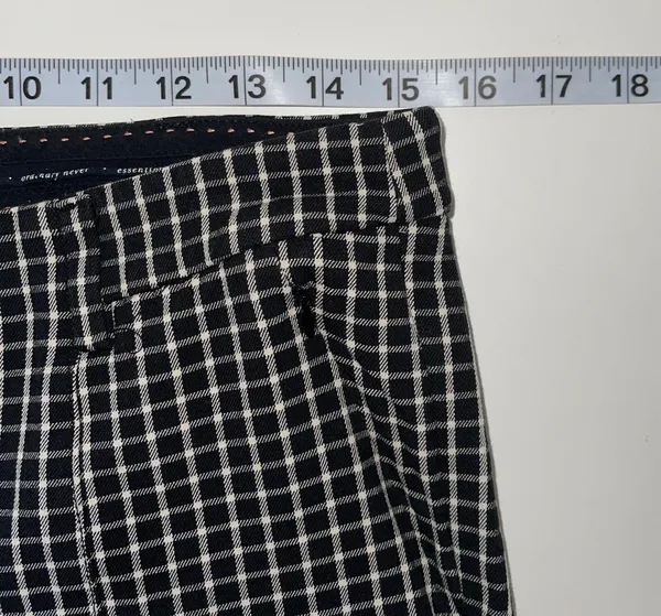 Essential Slim Black & White Plaid Print Cropped Pants - Image 10