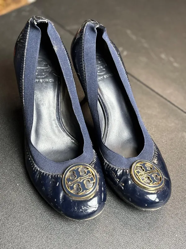 Tory Burch Navy Patent Leather Heels With Gold Logo Accents Size 7.5 - Image 11