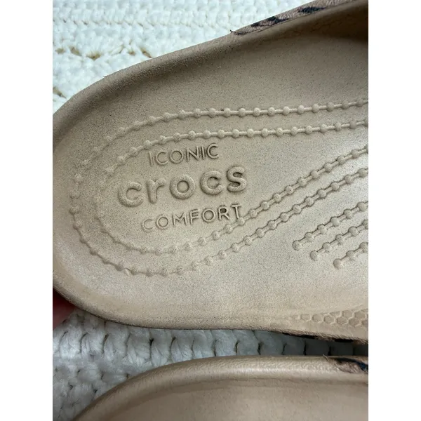 CROCS Women's 9 Kadee II Leopard Print Thong Flip Flop Sandal Shoes Tan - Image 5