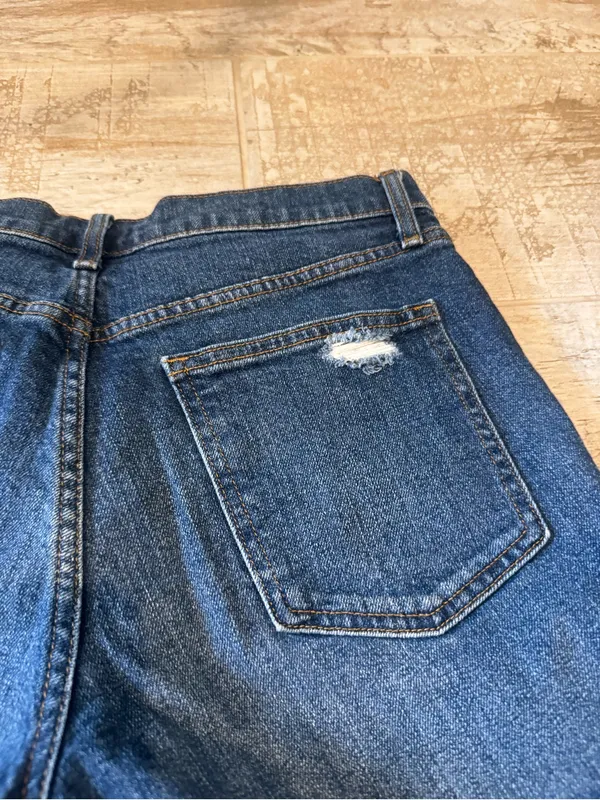 GAP Dark Indigo Rolled-Hem Denim Shorts with Distressed Accents - Image 6