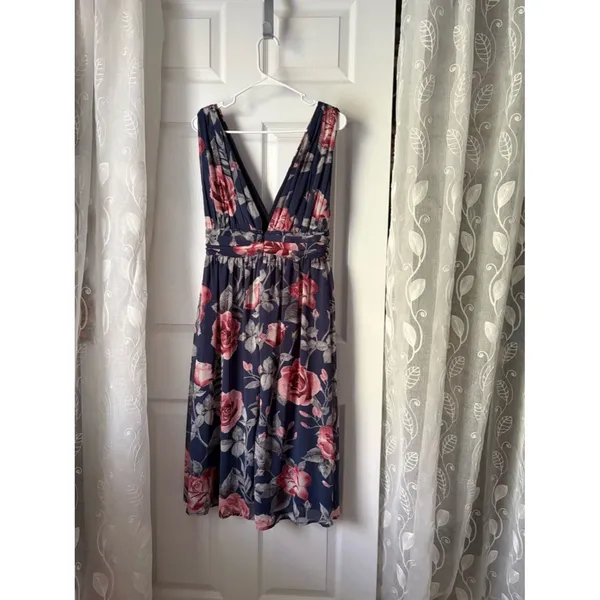 Lulus Queen of Hearts Floral V-Neck Sleeveless Midi Dress flowy side slit size M - Image 2