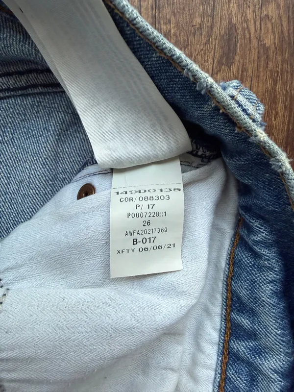 Abercrombie & Finch Women’s The Mom Short - High Rise Distressed Denim-Size 26/2 - Image 4