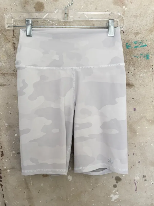 Alo 8" High-Waist Vapor Short in White Camouflage - Image 2