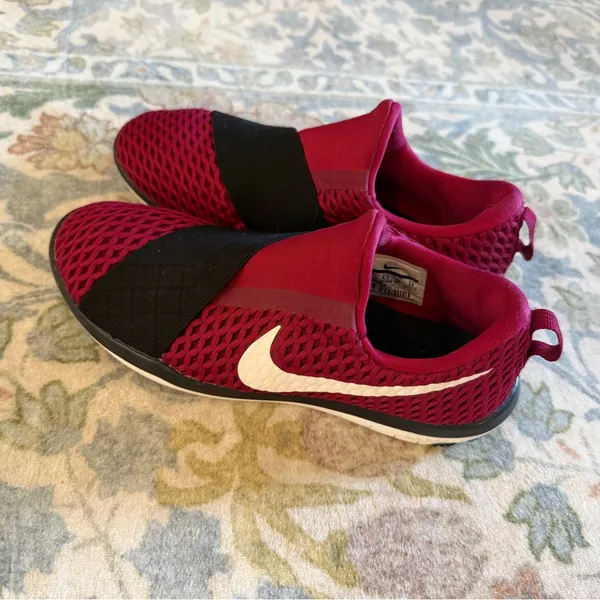 Women’s Size 7 Red Nikes - Image 3