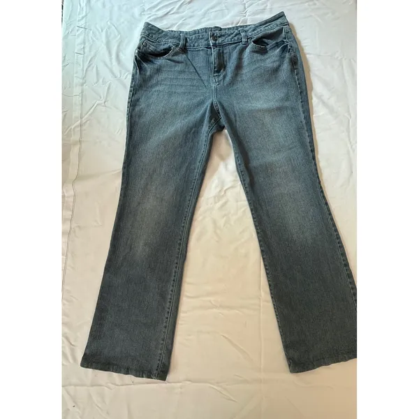 Womens Medium Wash Straight Leg Jeans with Studded‎ Back Pockets Blue Denim - Image 3