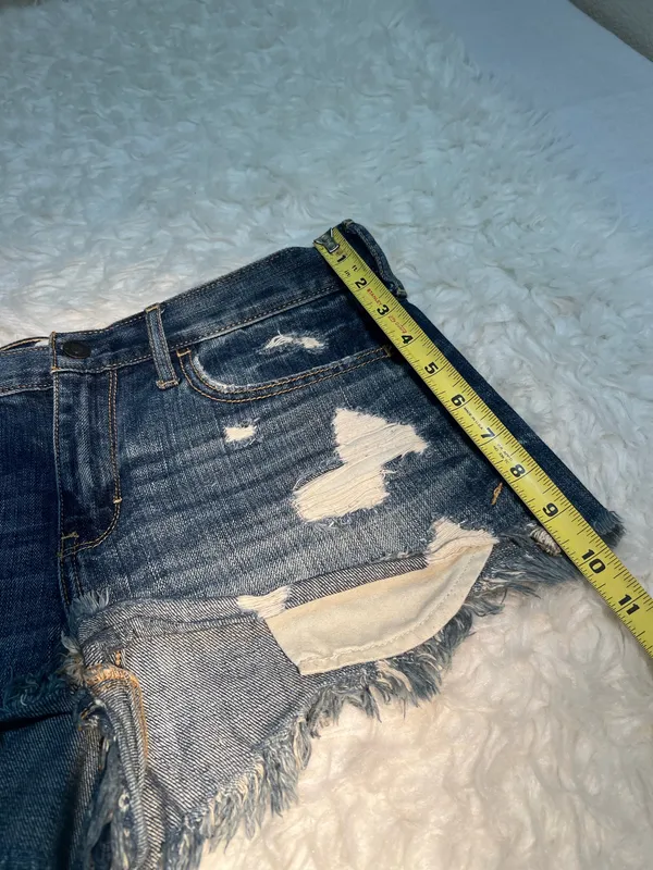 Hollister Size 5 Distressed Mid rise Jean shorts - Image 2