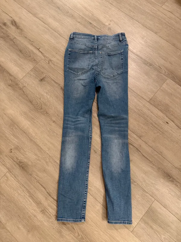 H&M L.O.G.G. Women’s High Waisted Slim Straight Jeans Size 6 Enhance your everyday wardrobe with these versatile H&M L.O.G.G. jeans. Featuring dorna flattering high-rise silhouette and a classic slim straight-leg fit, these jeans offer a timeless look that pairs perfectly with sneakers or boots. The medium-wash denim includes light whiskering and fading for a subtle, lived-in aesthetic. • Condition: Excellent, like-new condition with no flaws. • Size: US 2 / CA 6 (Fits like a Women’s Size 6). • Style: Five-pocket styling with a secure zip fly and button closure. Comfortable, durable, and ready for any season! - Image 3