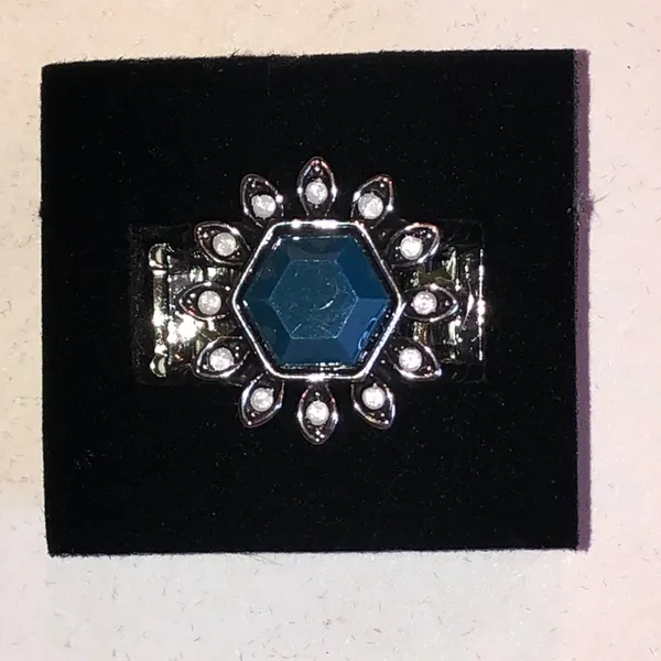 Silver Tone Blue Rhinestone Floral Sunburst Ring - Image 2