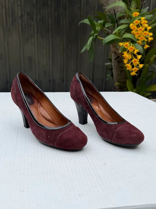Clarks Burgundy Suede Pumps Women’s Mid Heel Classic Comfort Dress Shoes - Image 5