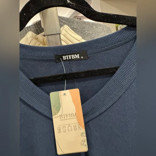 Elegant Navy V-Neck Ribbed Sweatshirt - Image 10
