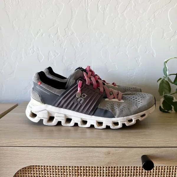 On Running | Cloudswift 3 Mesh Running Sneakers in Grey Pink size 8‎ - Image 2